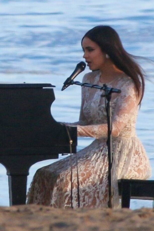 Sofia Carson - Pplaying the piano on the beach in Malibu