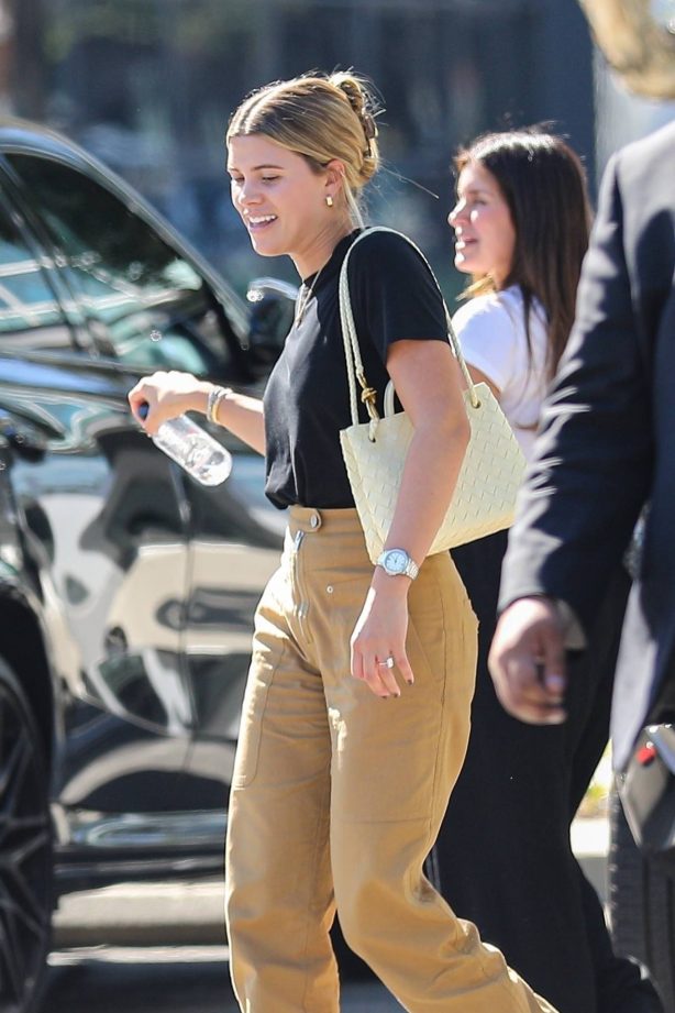 Sofia Richie - Enjoys lunch with her friends in Los Angeles