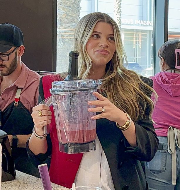 Sofia Richie Grainge - Unveils her new smoothie colab with 'Sweet Cherry smoothie