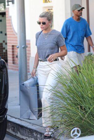 Sofia Richie - Shopping at Geary’s in Beverly Hills.