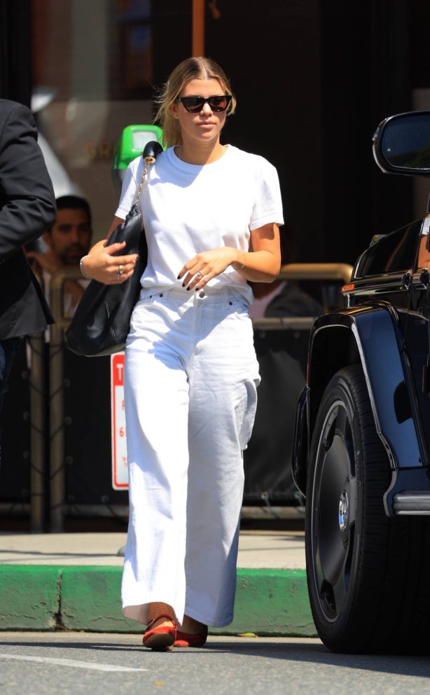 Sofia Richie - Steps out for lunch in Beverly Hills