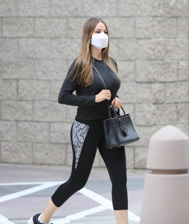 Sofia Vergara - Dons sporty in Athleisure Wear For Trip To The Clinic