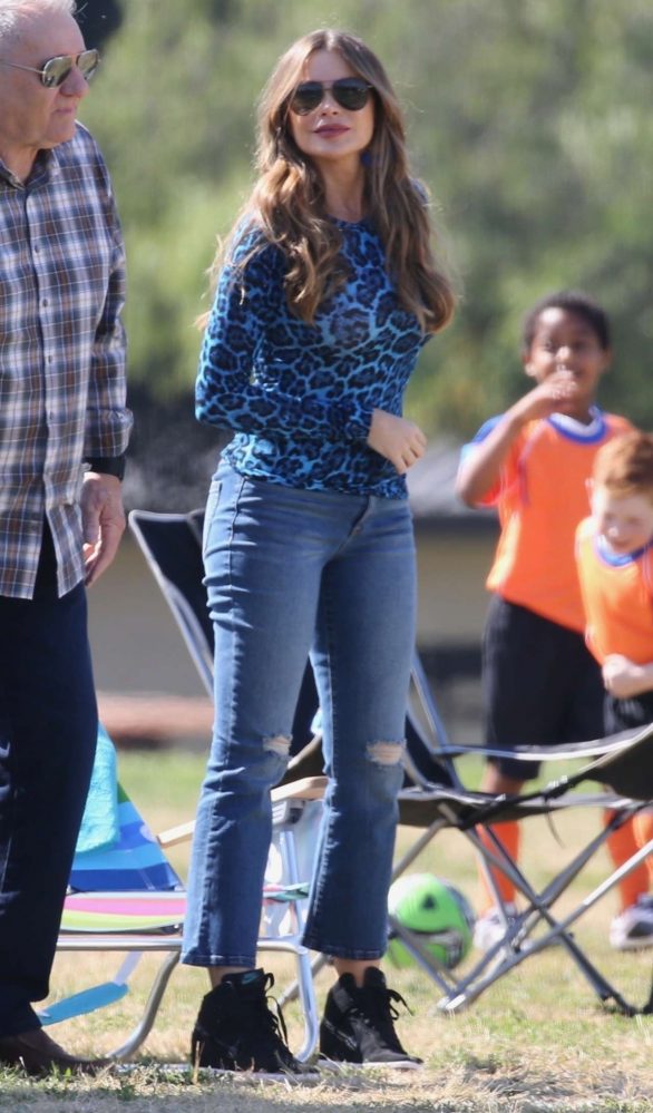 Sofia Vergara - Filming 'Modern Family' set in Los Angeles