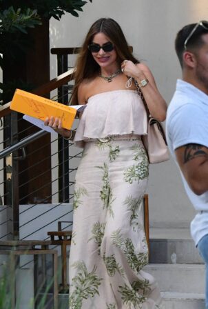 Sofia Vergara - Steps out for lunch in Miami
