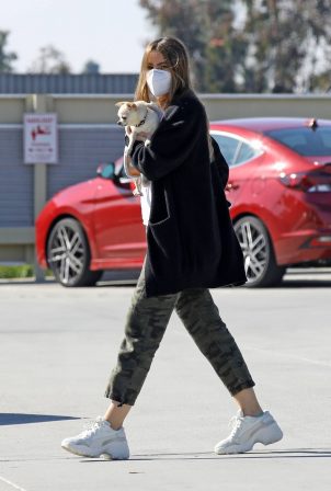 Sofia Vergara - Takes her dog to the Vet in Los Angeles