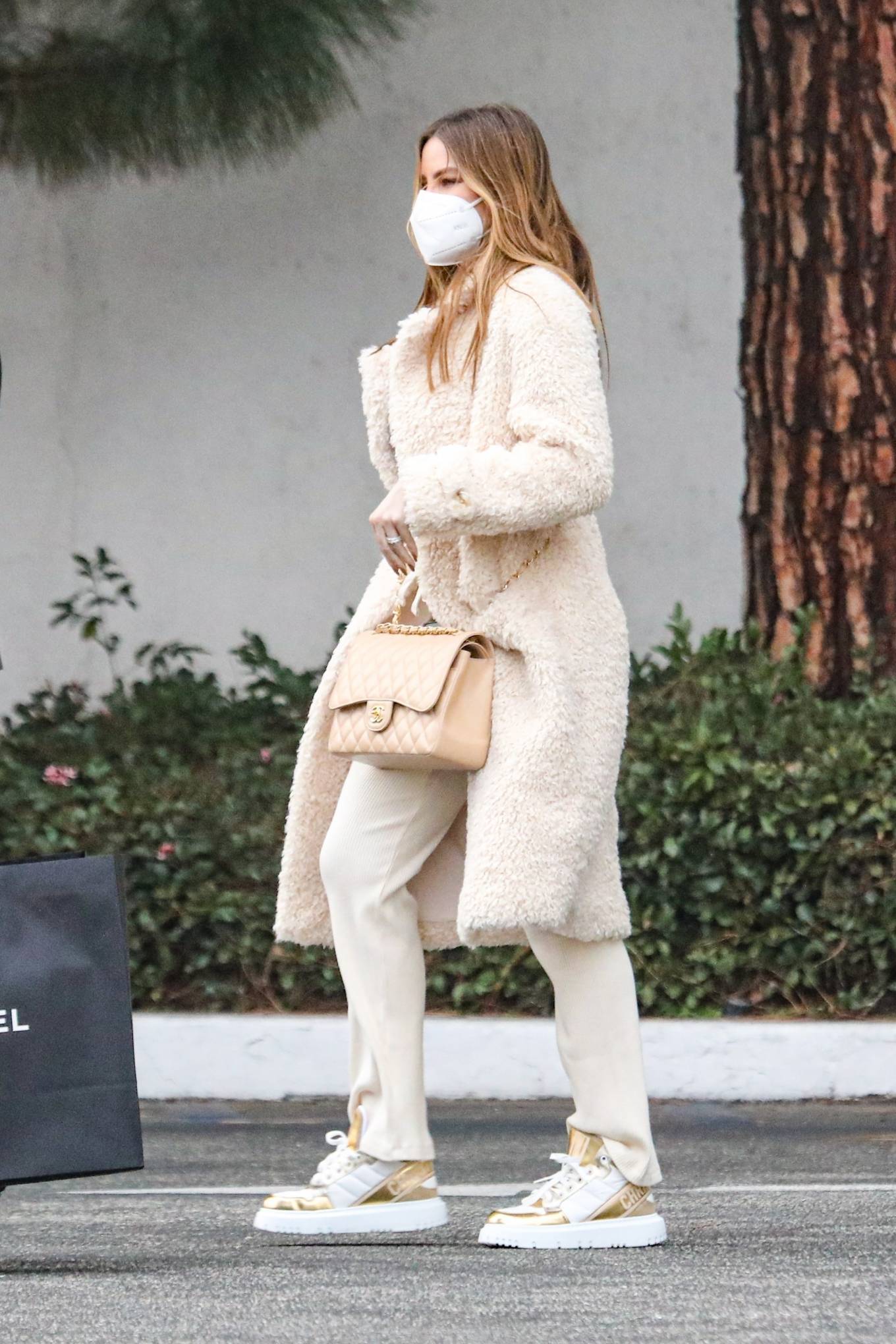 Sofia Vergara 2022 : Sofia Vergara – Wears a beige shearling coat while out shopping in Beverly Hills-10