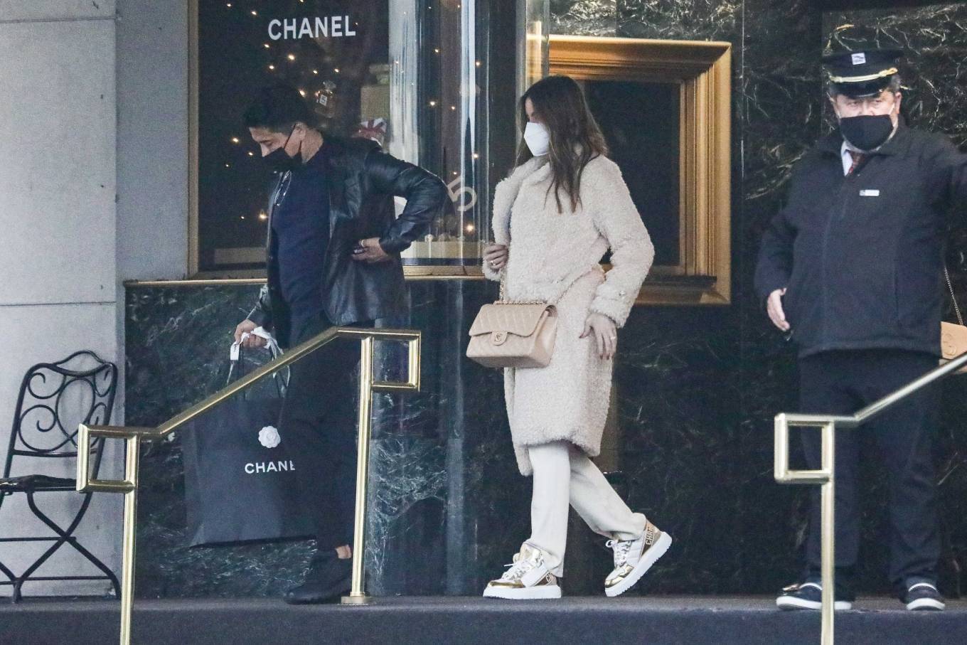 Sofia Vergara 2022 : Sofia Vergara – Wears a beige shearling coat while out shopping in Beverly Hills-26