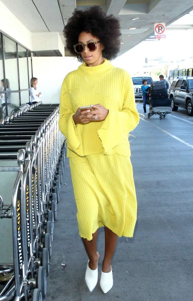 Solange Knowles - Arrives at Los Angeles International Airport