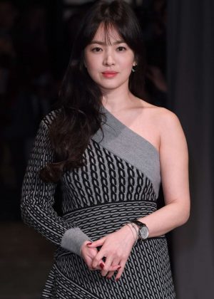 Song Hye Kyo - Burberry Show at 2017 LFW in London
