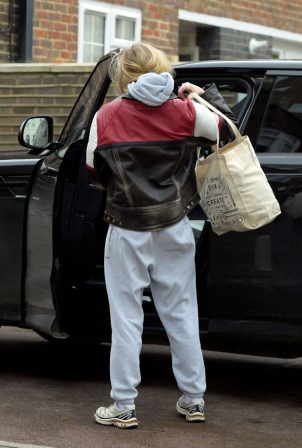 Sophie Turner - Running errands in central London