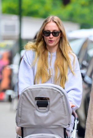 Sophie Turner - Seen with her daughters at a local New York