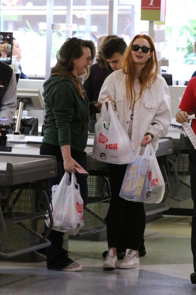 Sophie Turner - Shopping in Montreal