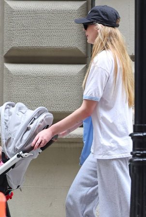 Sophie Turner - Spends day with her kids in New York