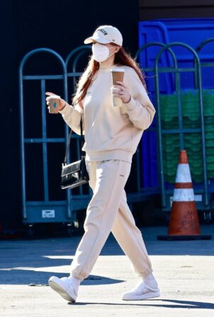 Sophie Turner - Steps out on a coffee run in Los Angeles