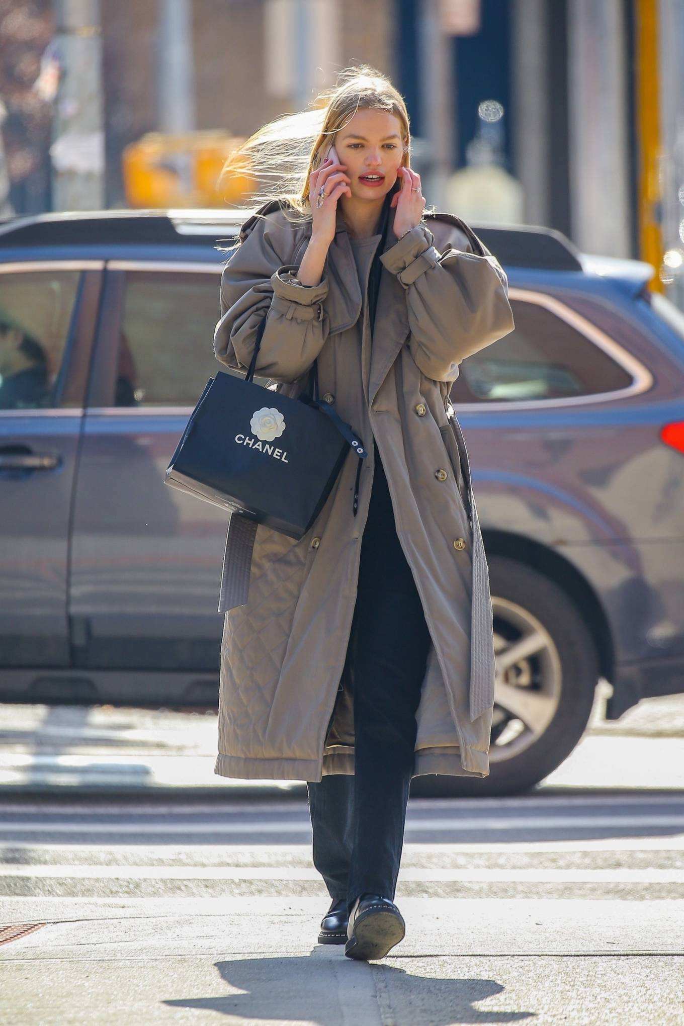 Stella Maxwell 2022 : Stella Maxwell – Dons a trench coat during a shopping trip on 5th Ave in New York-03