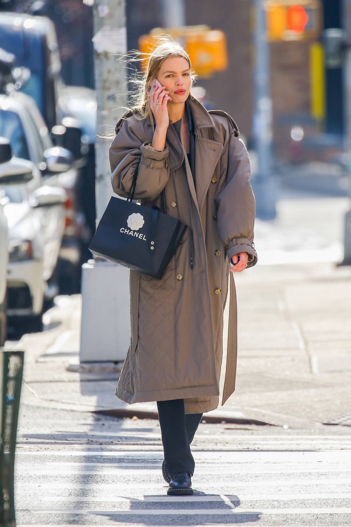 Stella Maxwell 2022 : Stella Maxwell – Dons a trench coat during a shopping trip on 5th Ave in New York-09