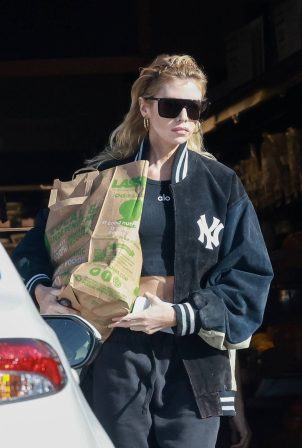 Stella Maxwell - Goes grocery shopping at Lassens