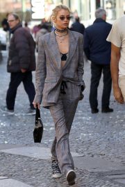 Stella Maxwell - Out for a stroll during Milan Fashion Week in Milan