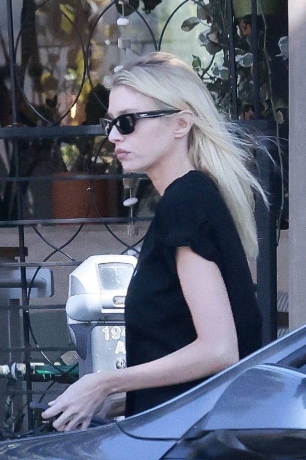 Stella Maxwell - Steps out for lunch with a friend at Little Dom's in Los Feliz