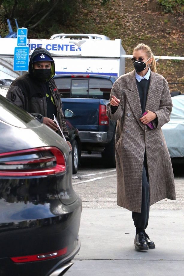 Stella Maxwell - Stops at a gas station in Los Angeles