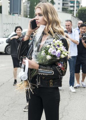 Stella Maxwell – Versace Fashion Show 2016 in Milan – GotCeleb