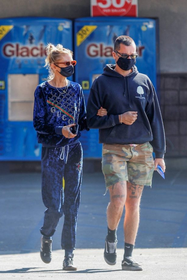Stella Maxwell with a mysterious guy during a visit to CVS
