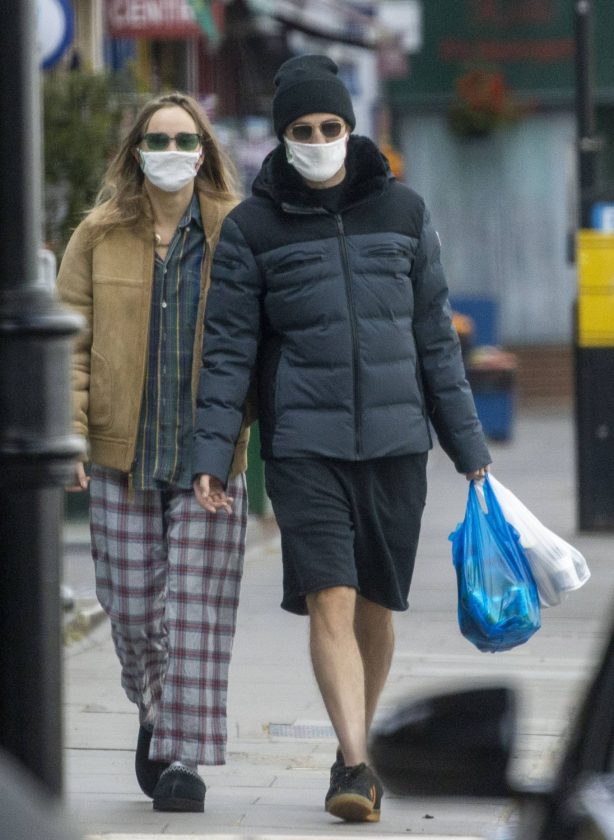 Suki Waterhouse and Robert Pattinson - Wearing matching face masks in London