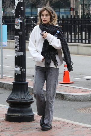 Suki Waterhouse - Arriving at her concert in Boston