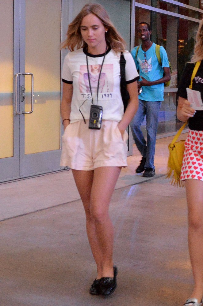 Suki Waterhouse - Arriving at the Taylor Swift concert in LA