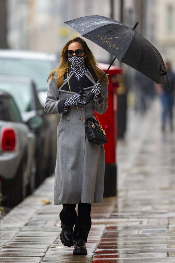 Suki Waterhouse - In grey coat on rainy day in London