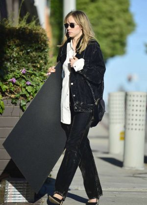Suki Waterhouse - Out and about in Los Angeles