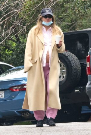 Suki Waterhouse - Out for a morning stroll with Robert Pattinson in Los Angeles