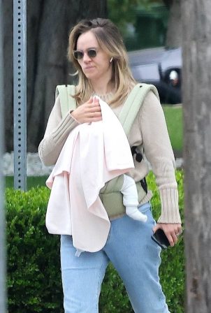 Suki Waterhouse - Out For A Stroll In Los Angeles