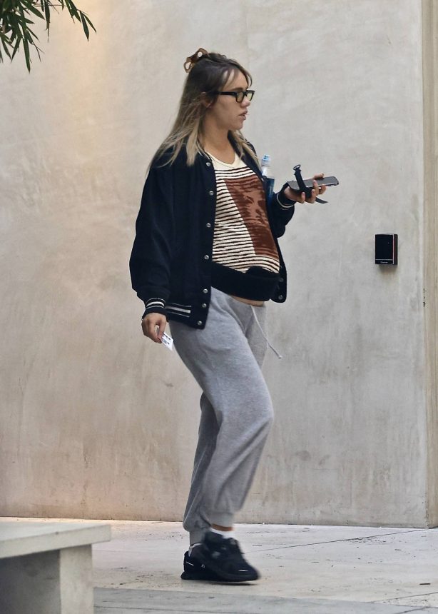 Suki Waterhouse - Out in Los Angeles