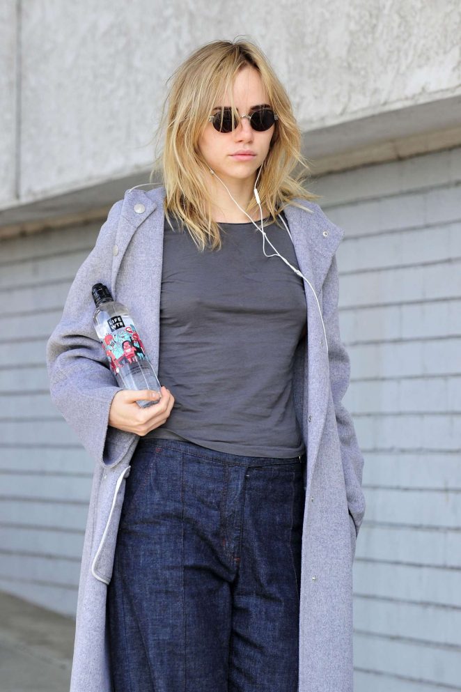 Suki Waterhouse out in Los Angeles