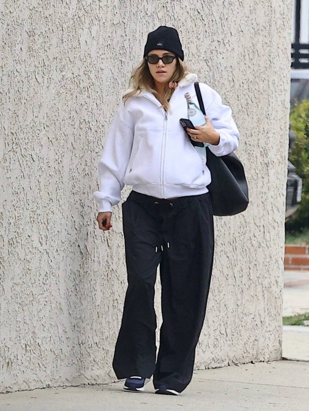Suki Waterhouse - Seen at Food and Nutrition Management Services in Los Angeles