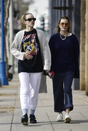 Suki Waterhouse - With her sister Immy on a stroll in West Hollywood