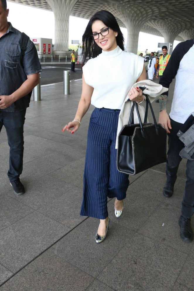 Sunny Leone Arriving at Mumbai International Airport