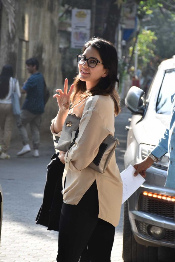 Sunny Leone out and about in Juhu - Mumbai
