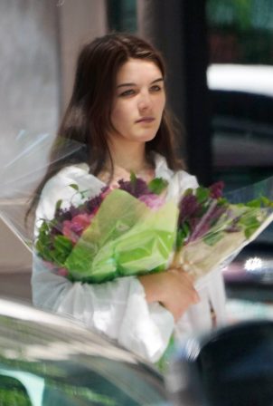 Suri Cruise - Buying flowers on Mother's Day in New York