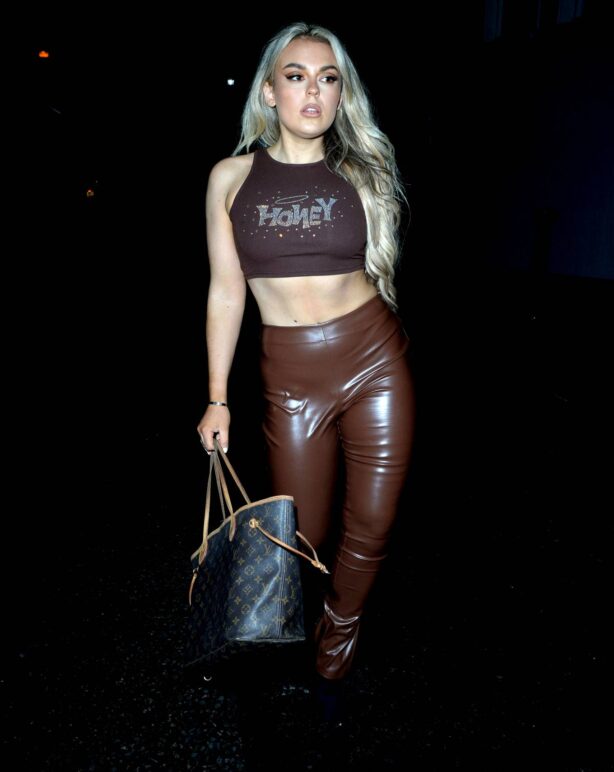 Tallia Storm - In skinny leather flashed her toned abs in London