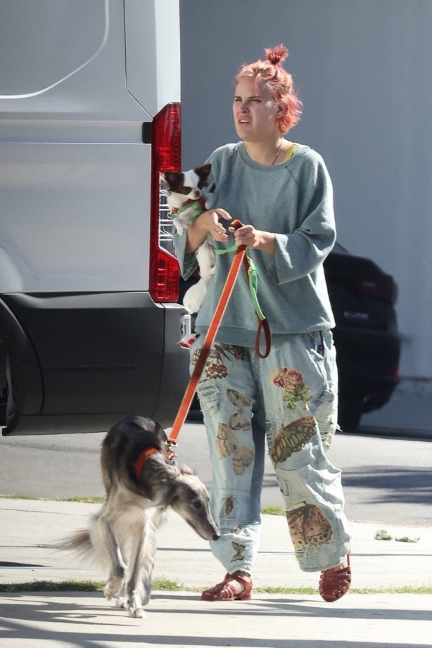 Tallulah Willis - With Rumer out for a stroll in Los Angeles