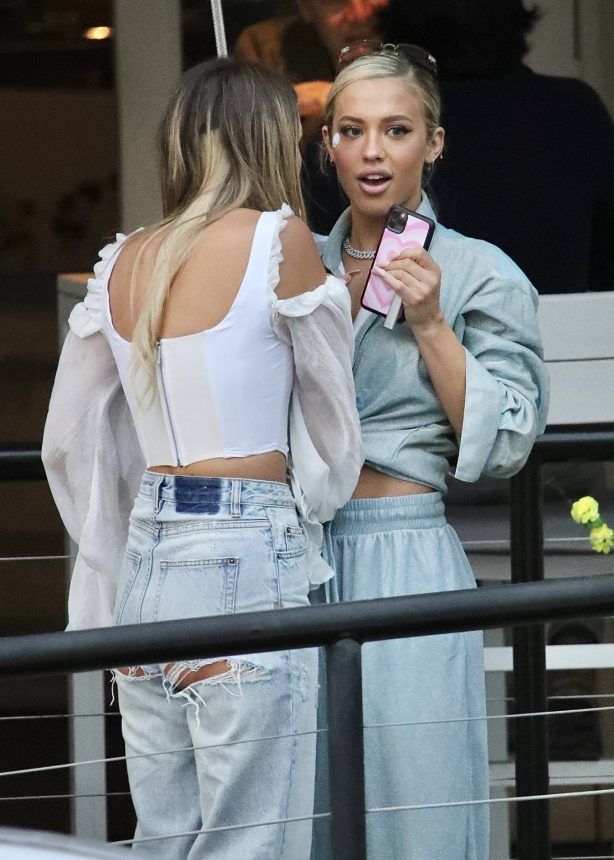 Tammy Hembrow with friends at Gold Coast