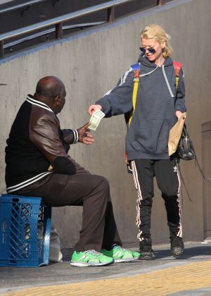 Tara Reid gives money to a homeless man in West Hollywood