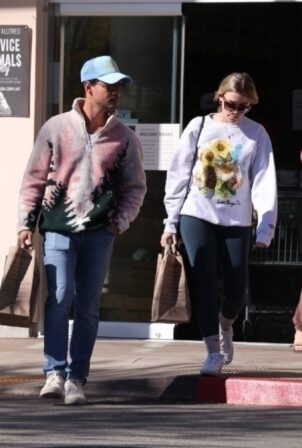 Taylor Dome - Steps out forshopping in Calabasas