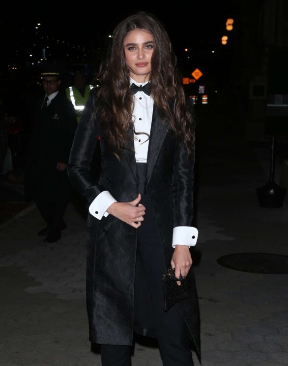 Taylor Hill Taylor-Hill---Arrives-at-CFDA-Vogue-Fashion-Fund-2019-Awards-01-586x743
