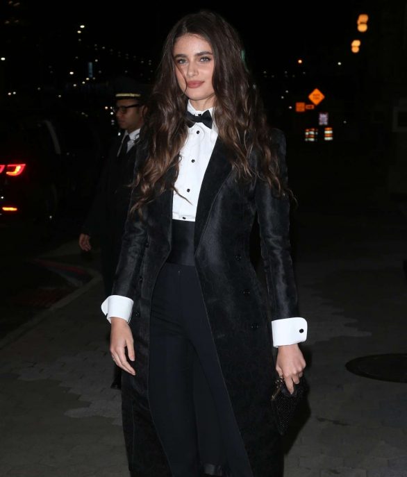Taylor Hill Taylor-Hill---Arrives-at-CFDA-Vogue-Fashion-Fund-2019-Awards-04-586x687