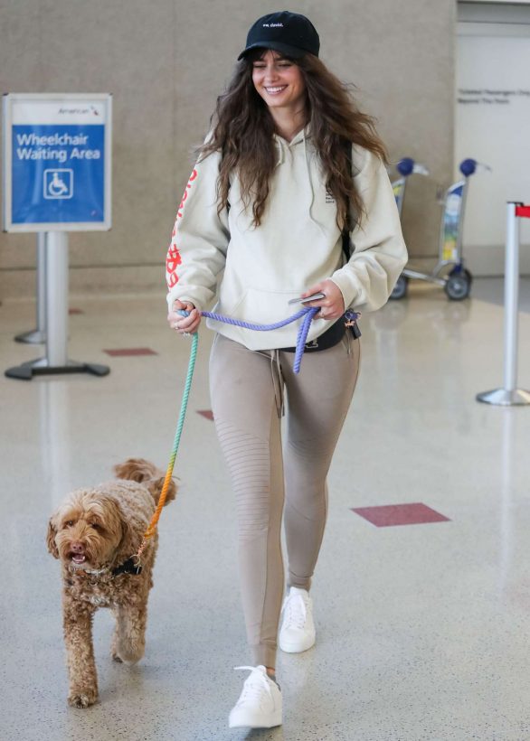 Taylor Hill - Arrives at LAX airport with her dog in Los Angeles
