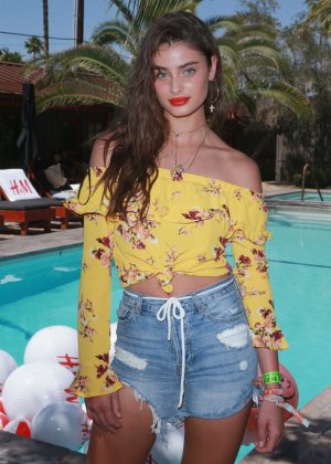 Taylor Hill - Poolside with H&M at Coachella 2018 in Indio