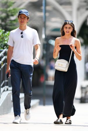 Taylor Hill - Steps out for a stroll with Daniel Fryer in Tribeca